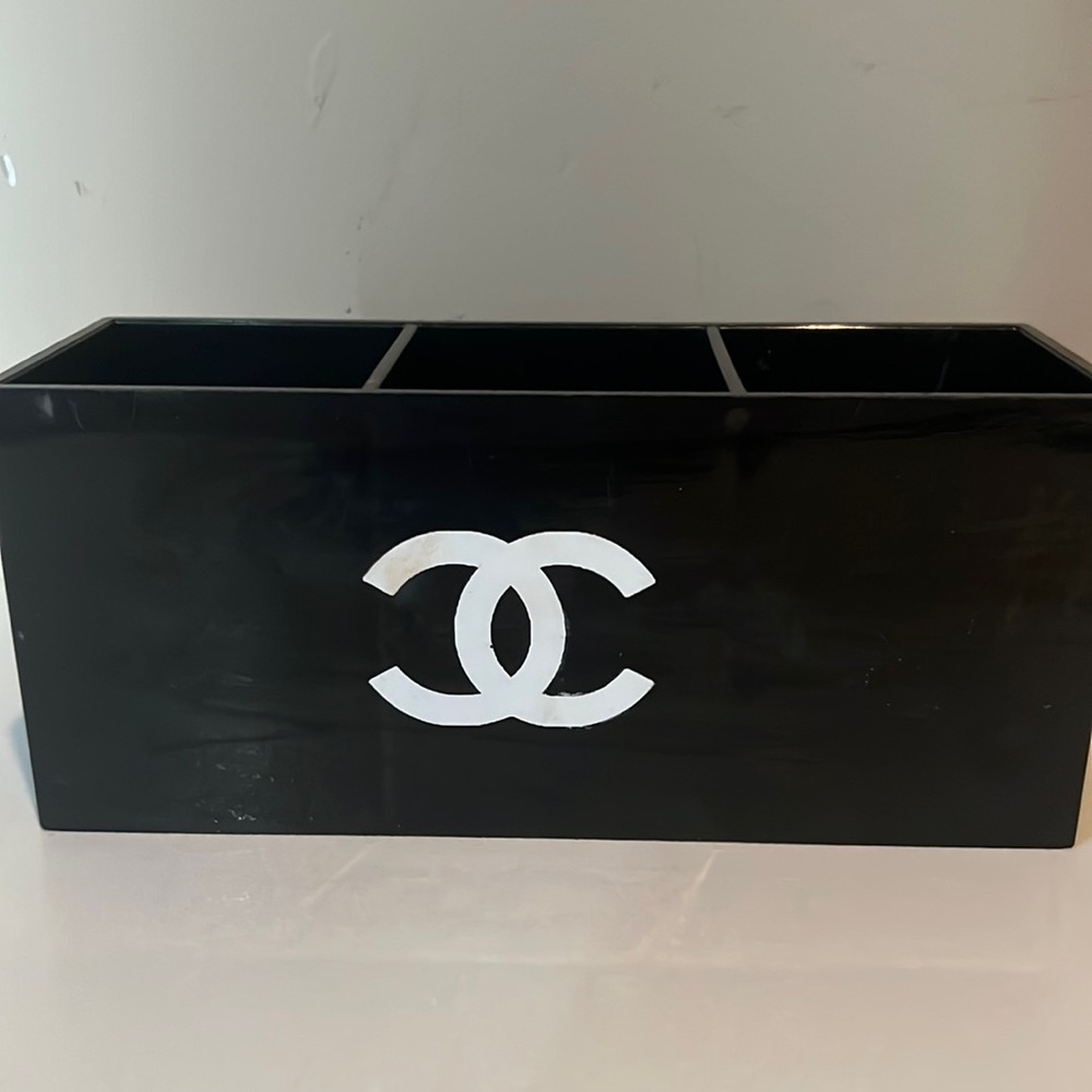 Make up- brush holder gently used.